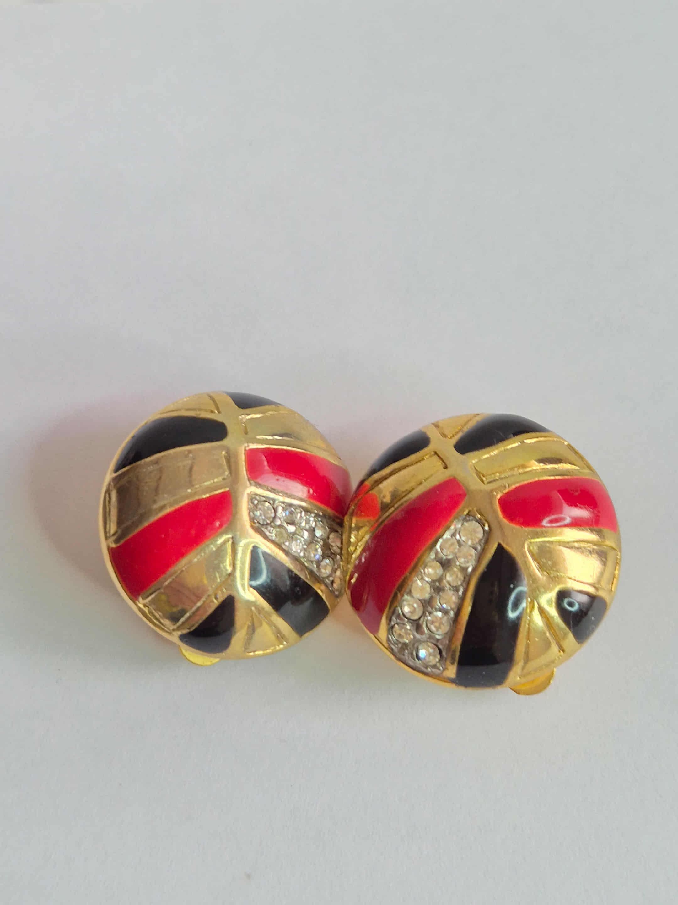 Vintažiniai klipsai su raudona ir juoda emale