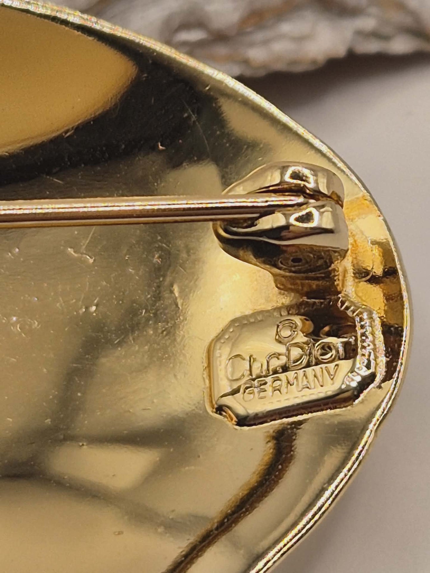 Vintažinė sagė Chr. Dior Germany | Kriauklės forma | Tekstūruotas auksas | 4,5 cm