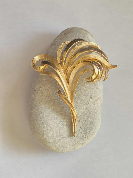 "Trifari"  vintažinė aukso spalvos  sagė