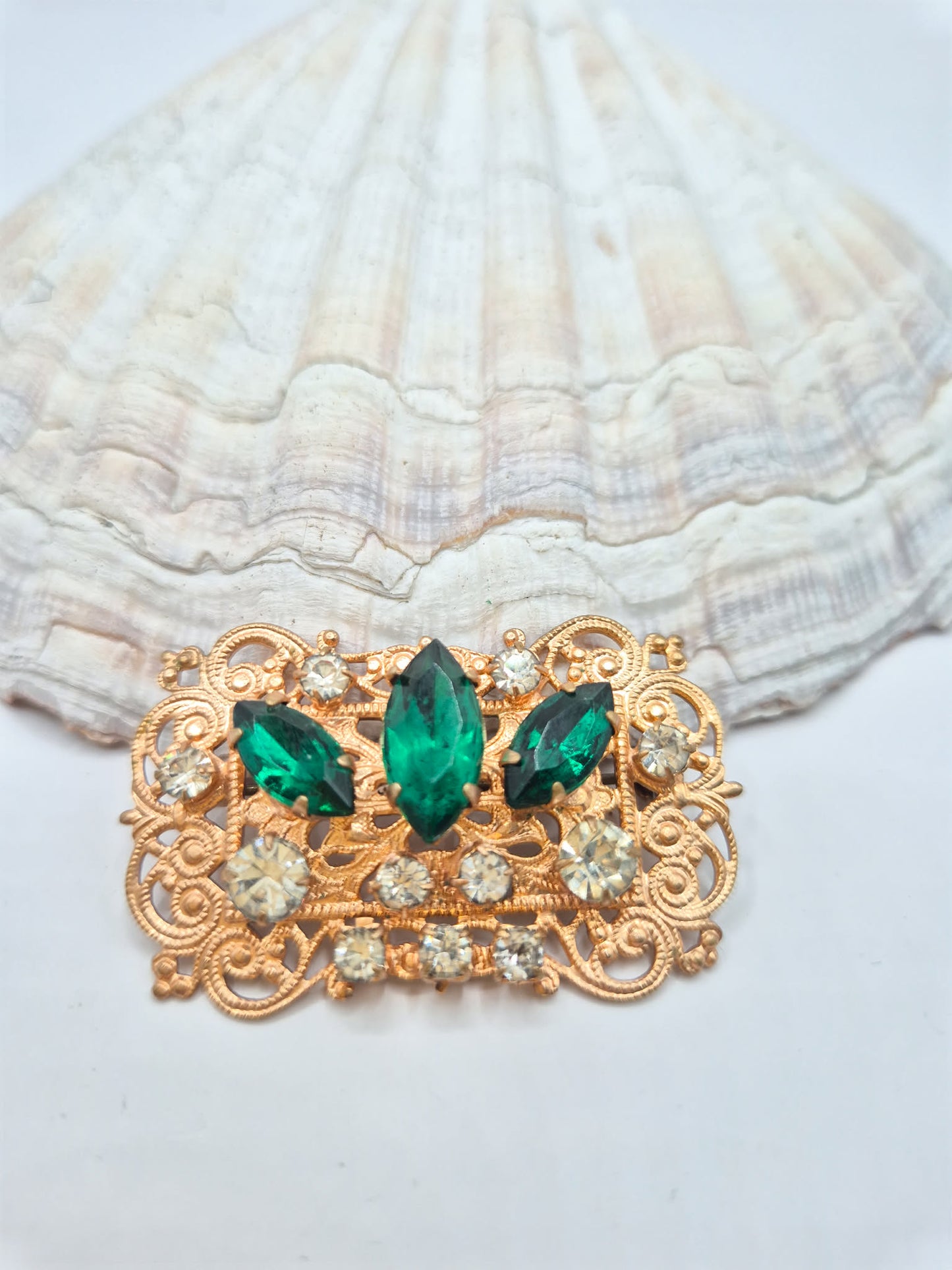 Vintažinė sagė | Smaragdo spalvos kristalai | Aukso filigraninis rėmelis | Čekiška
