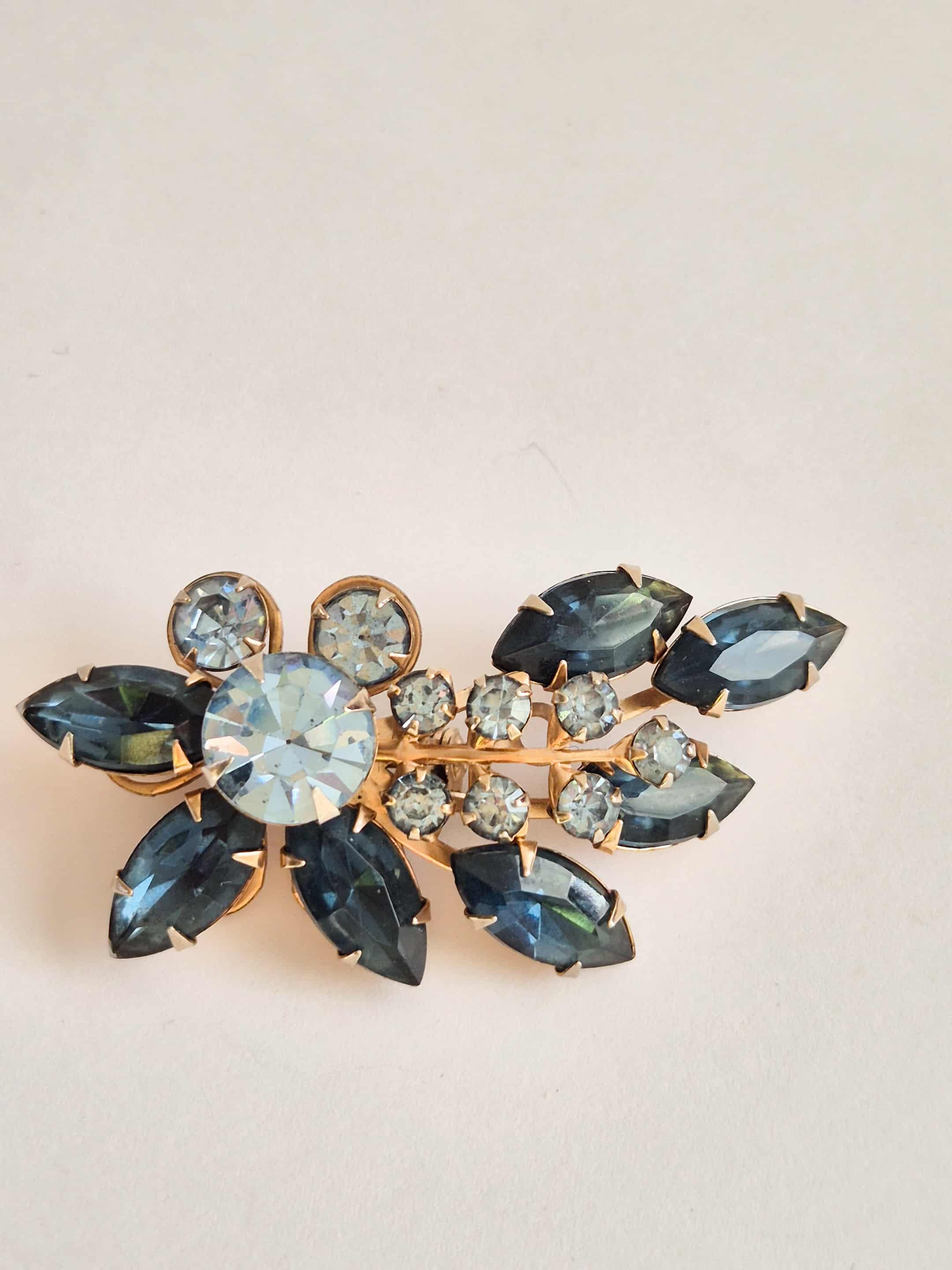 Vintažinė Sagė su mėlynais  kristalais