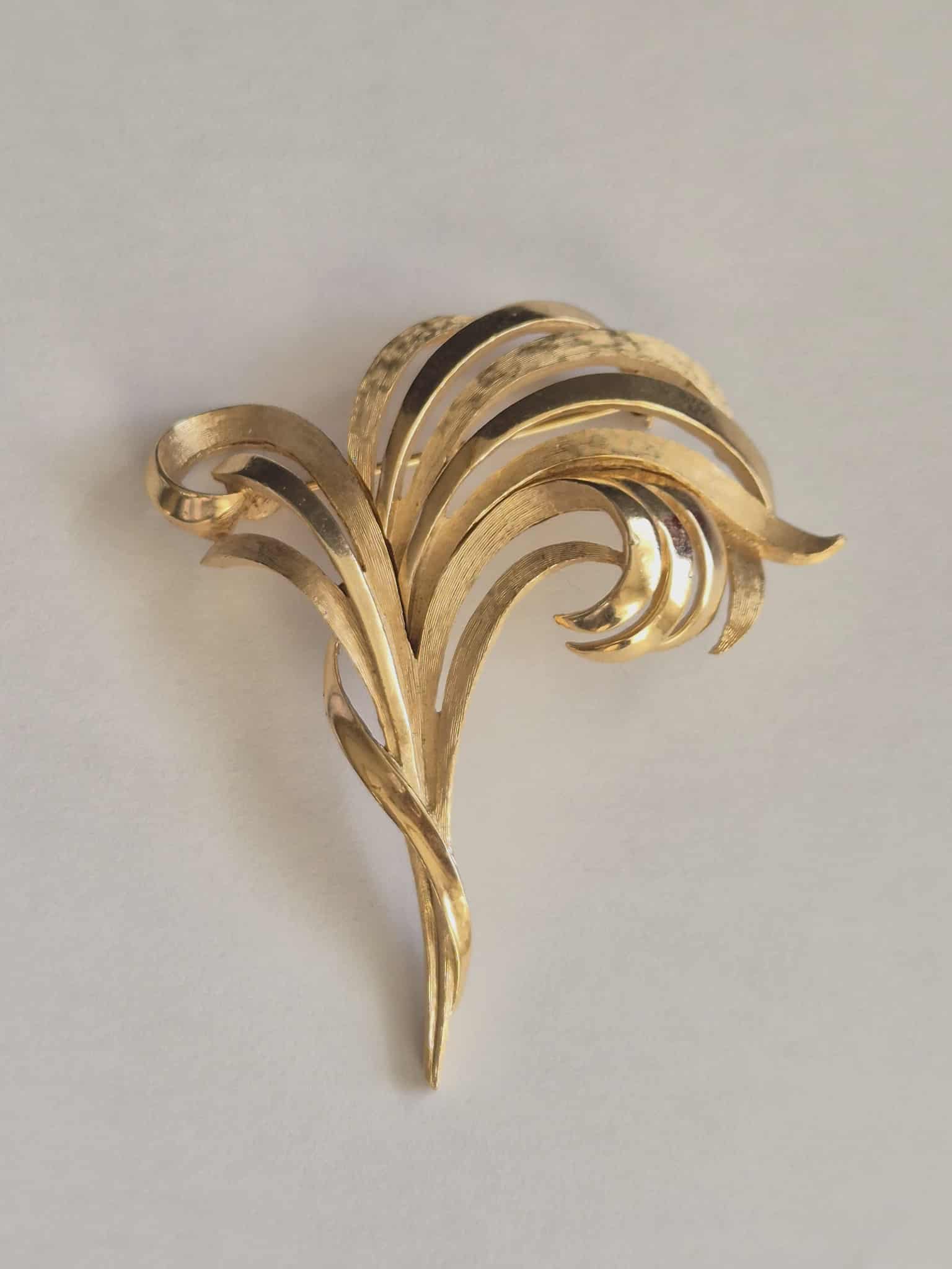 "Trifari"  vintažinė aukso spalvos  sagė