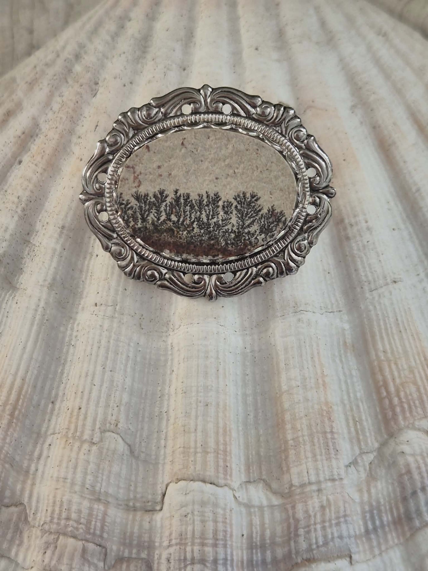 Vintažinė dendritinė sagė su ornamentuotu rėmeliu, 1900-1930 m.