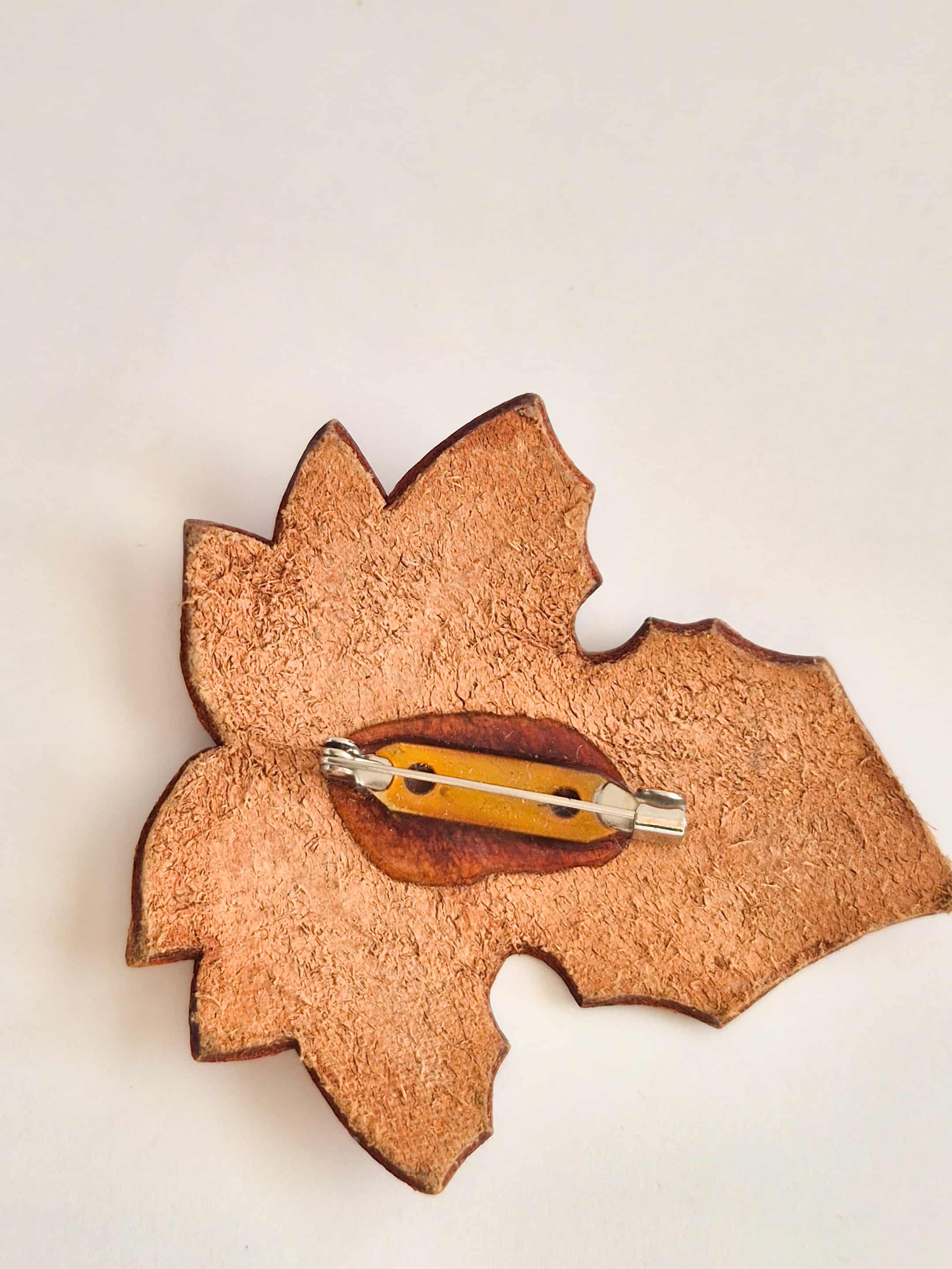 Vintažinė Rudeninė Sagė iš Natūralios Odos - Klevo Lapas