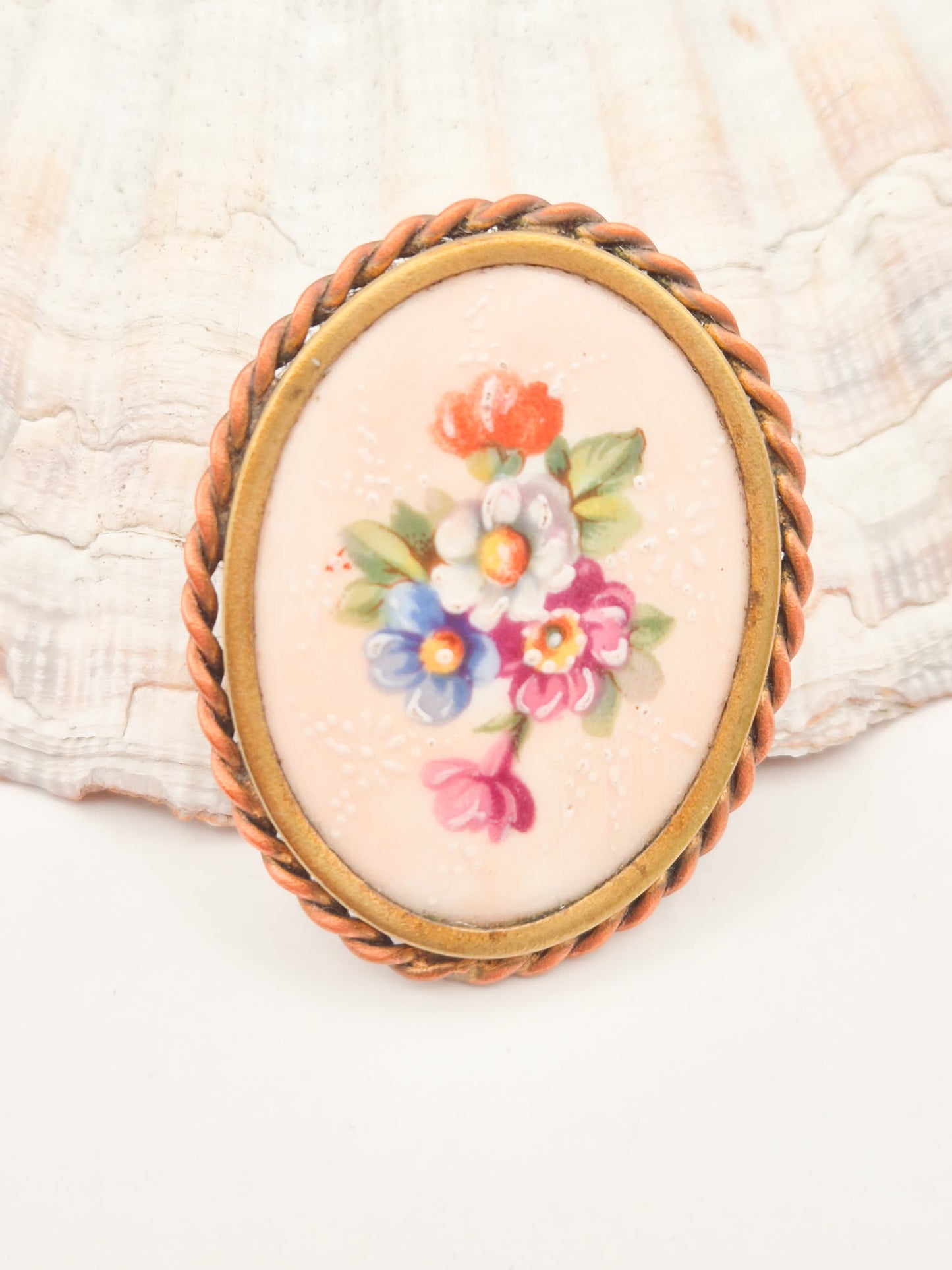 Made in France Limoges vintažinė porceliano sagė su spalvinga gėlių puokšte | 4 cm