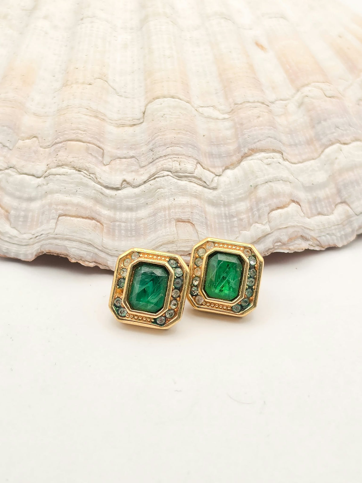 Vintažiniai „Christian Dior“ auksaspalviai auskarai su smaragdo spalvos akcentais, 13 mm