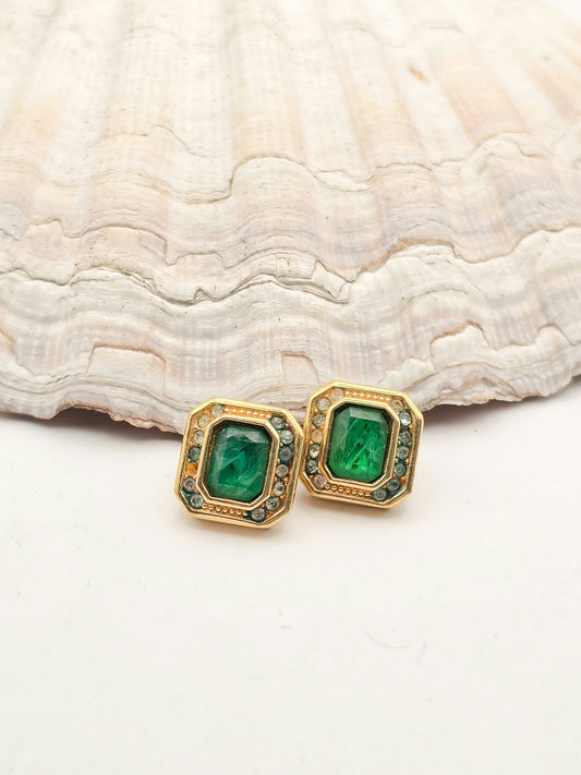 Vintažiniai „Christian Dior“ auksaspalviai auskarai su smaragdo spalvos akcentais, 13 mm