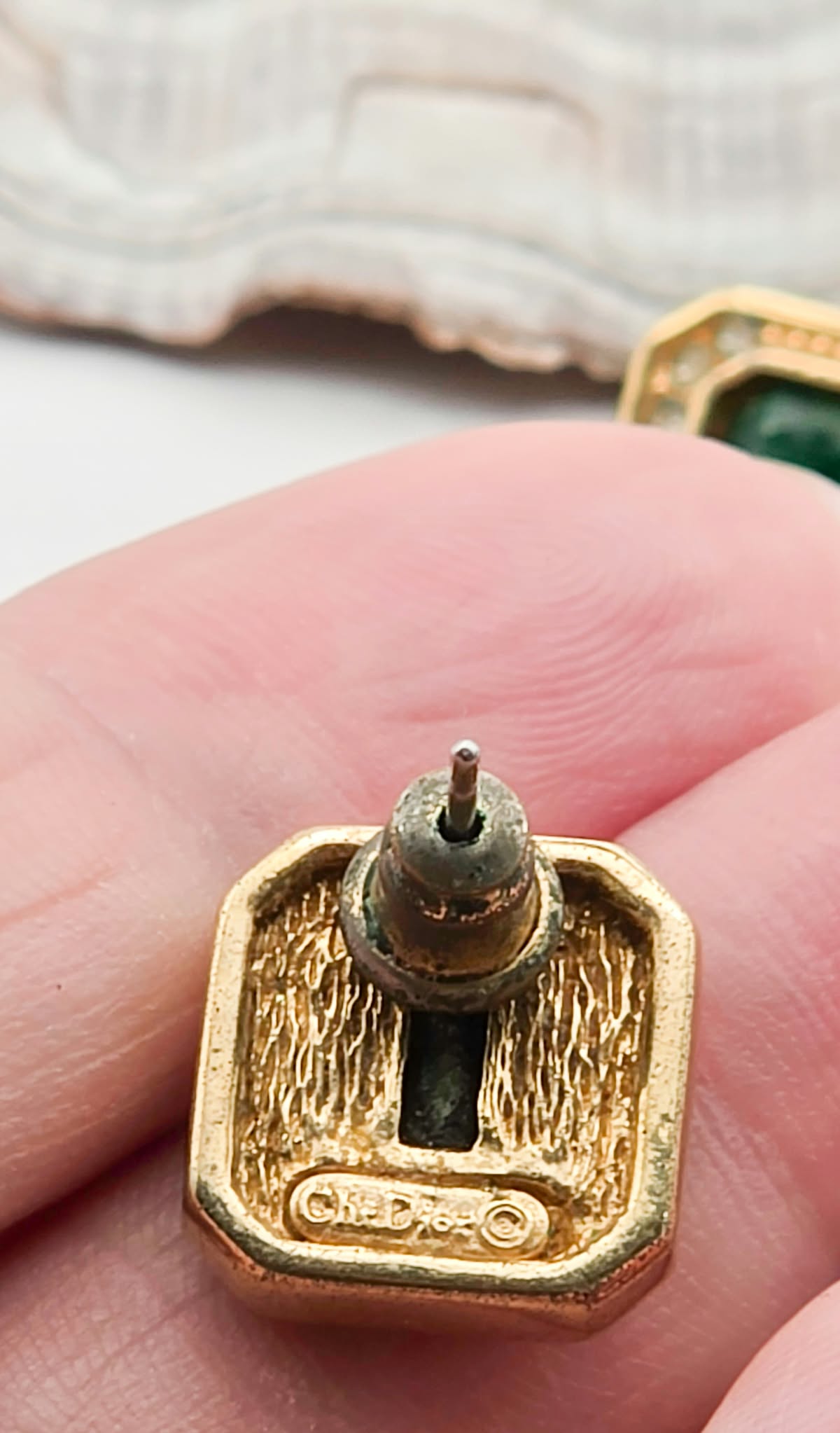 Vintažiniai „Christian Dior“ auksaspalviai auskarai su smaragdo spalvos akcentais, 13 mm