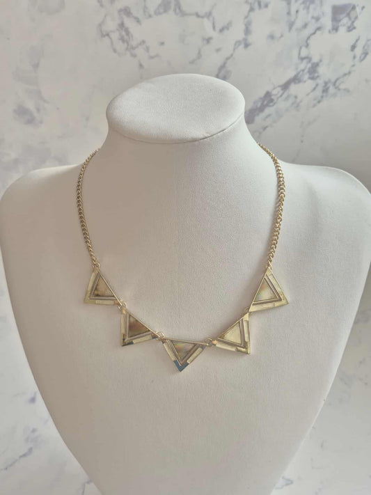 Sidabro spalvos kaklo papuošalas su trikampiais
