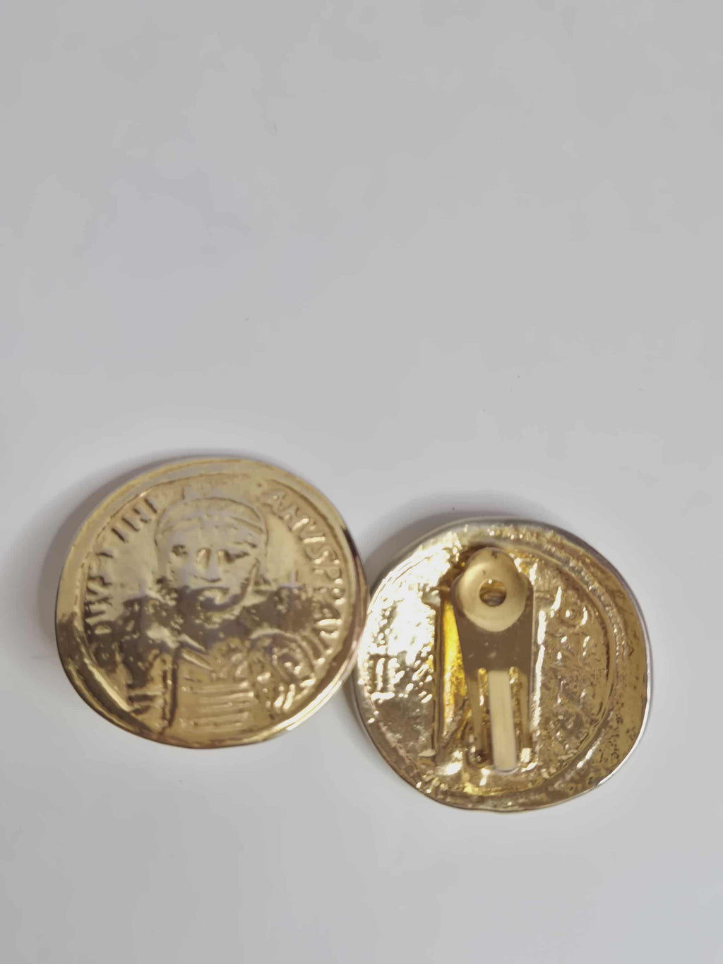 Aukso spalvos vintažiniai klipsai su monetos dizainu