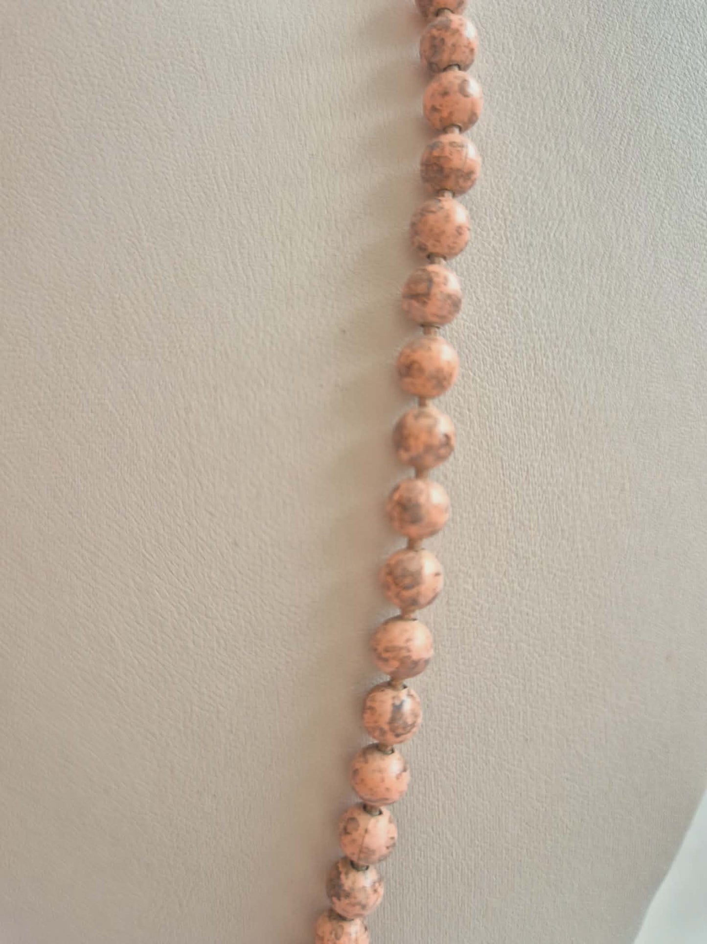 Vintažinė rožinė metalinė grandinėlė su gėlių užsegimu, 62 cm, 1960-1970 m.