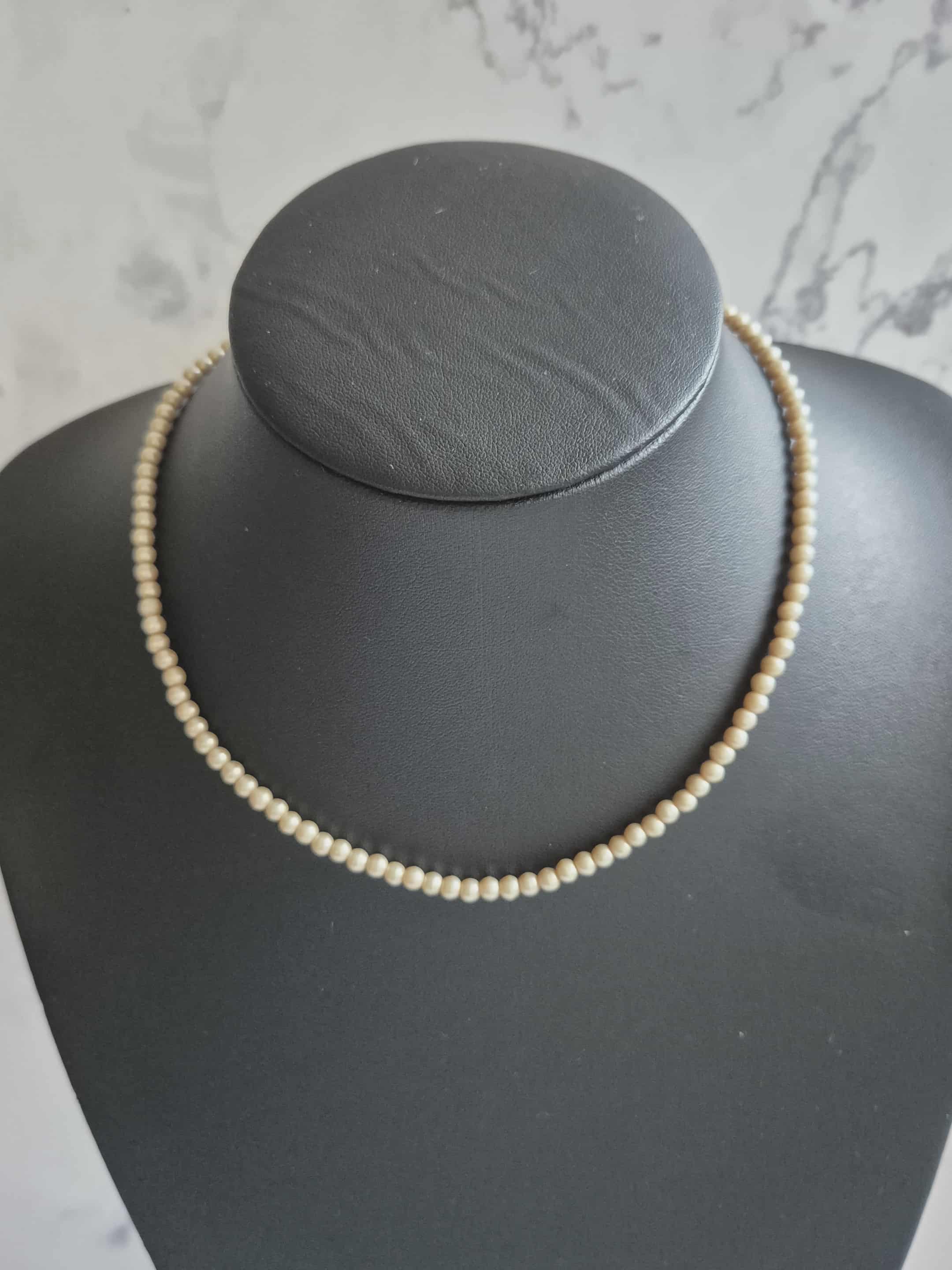 Vintažinis kreminis karolių vėrinys