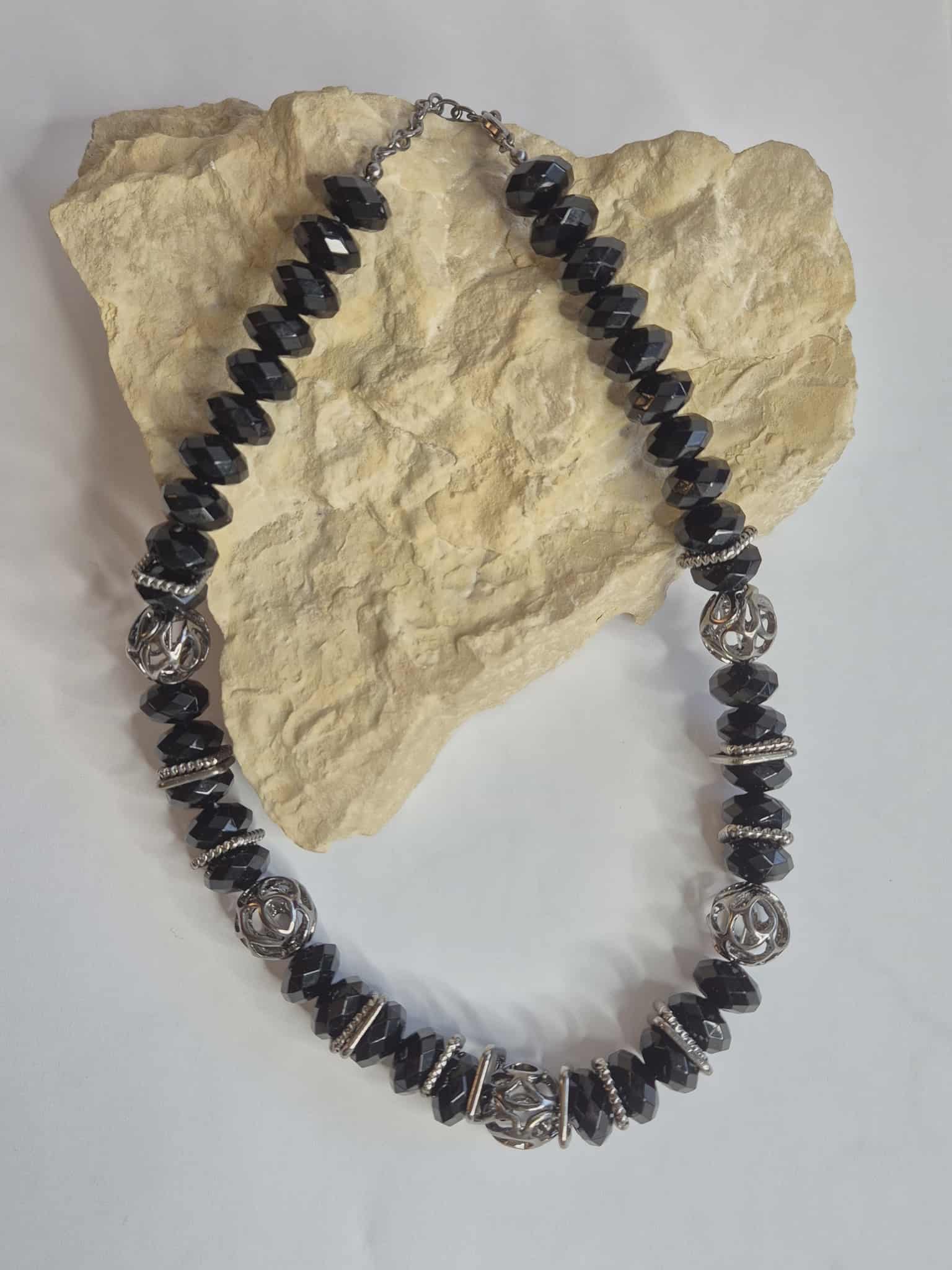 Napier juodi karoliai su sidabrinėmis detalėmis