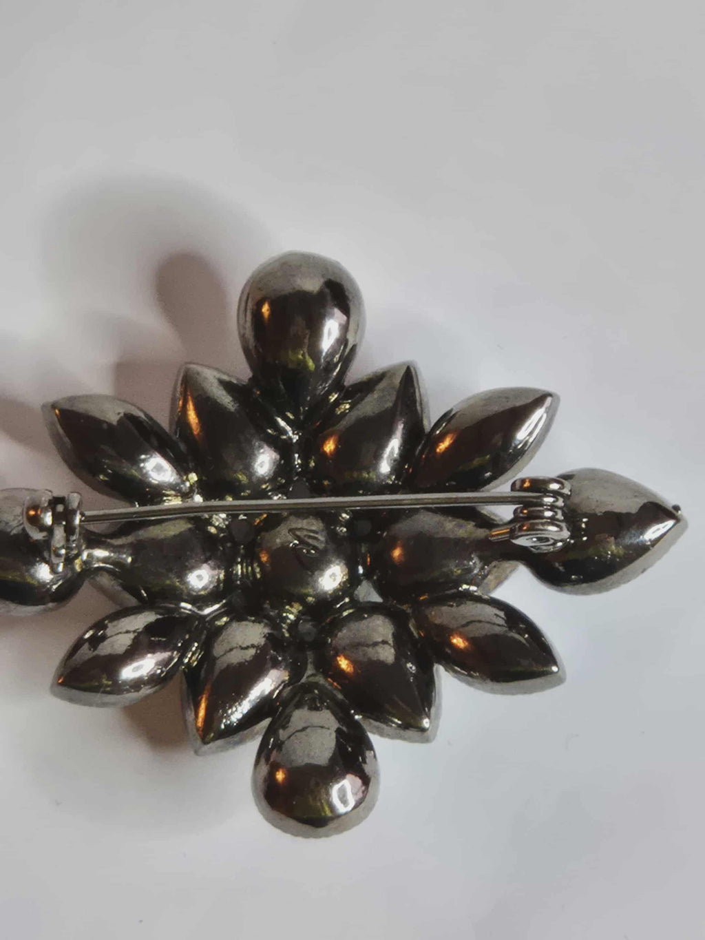 Liz Claiborn vintažinė sagė - juoda gėlė