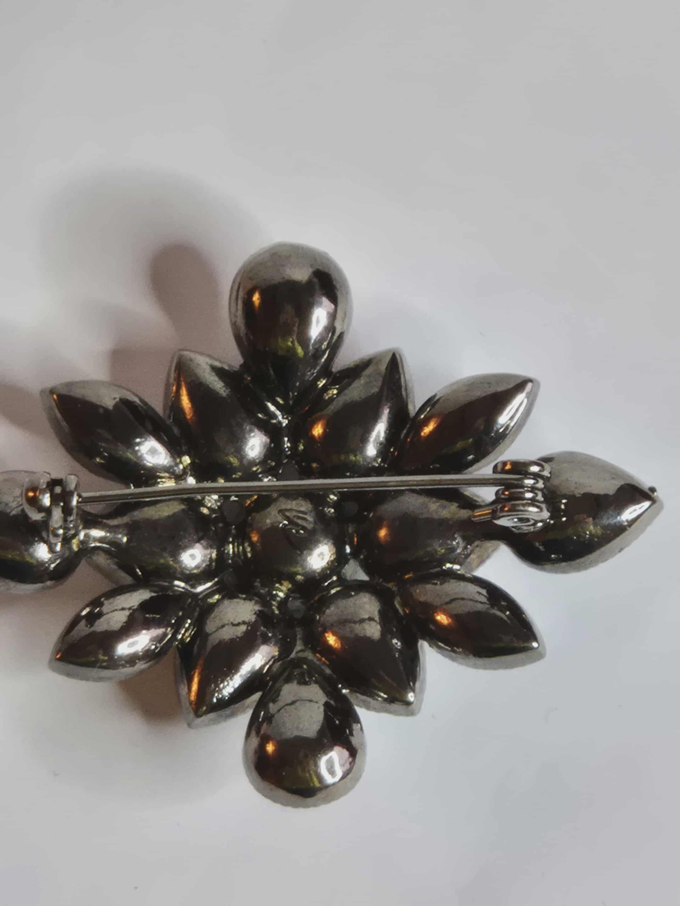 Liz Claiborn vintažinė sagė - juoda gėlė