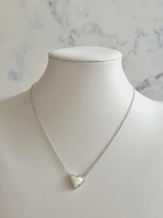 "Kendra Scott"  kaklo papuošalas su perlamutro širdele