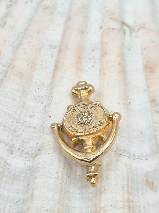 Vintažinis AVON CALLING durų belstuko ženkliukas, 1964-1983 m.