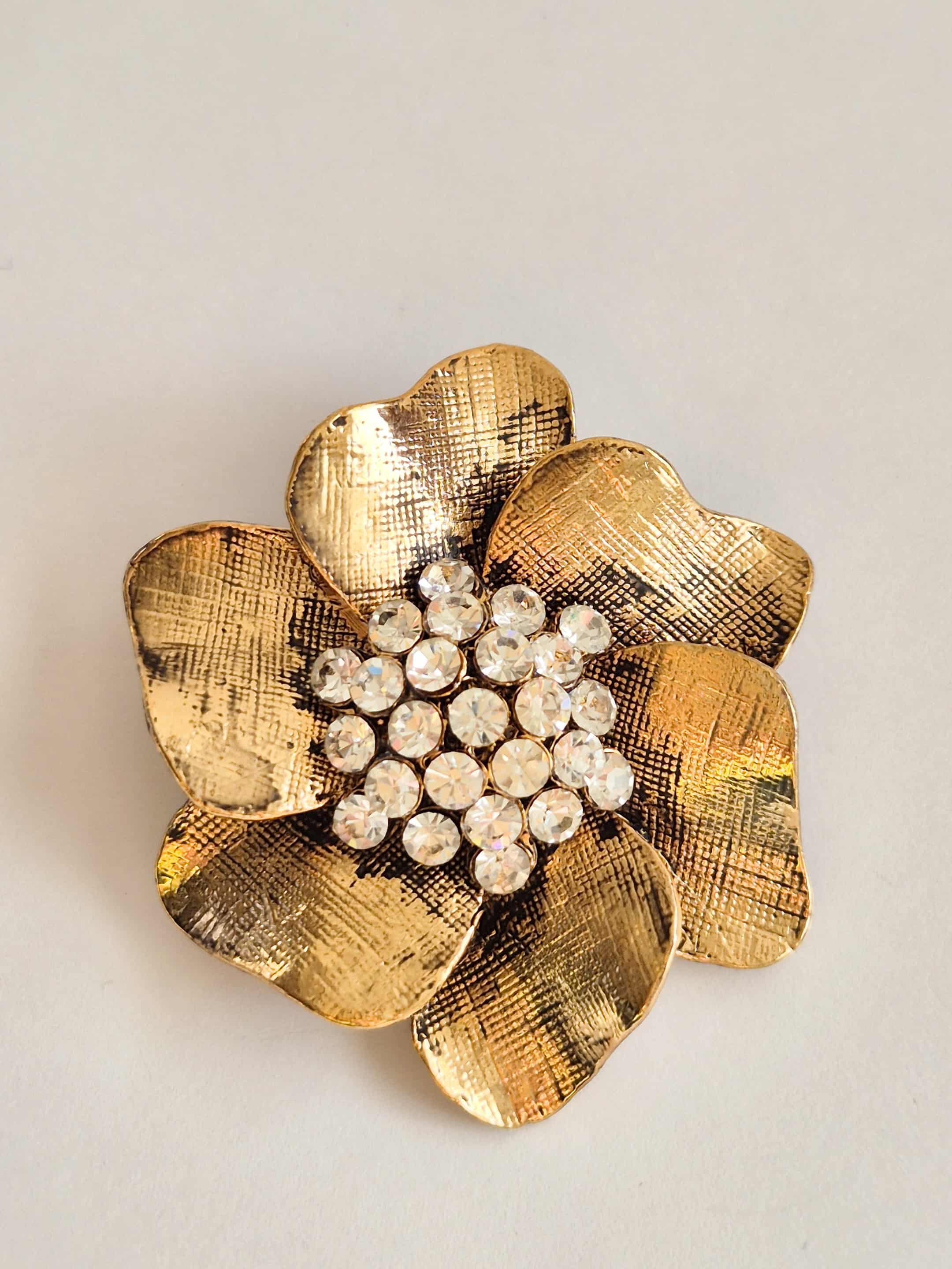 Vintažinė  sagė su kristalais