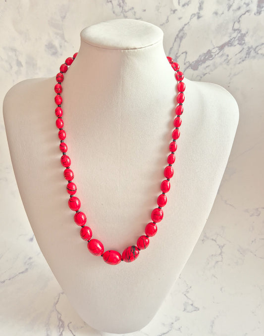 Vintažinis vėrinys su raudonais karoliais