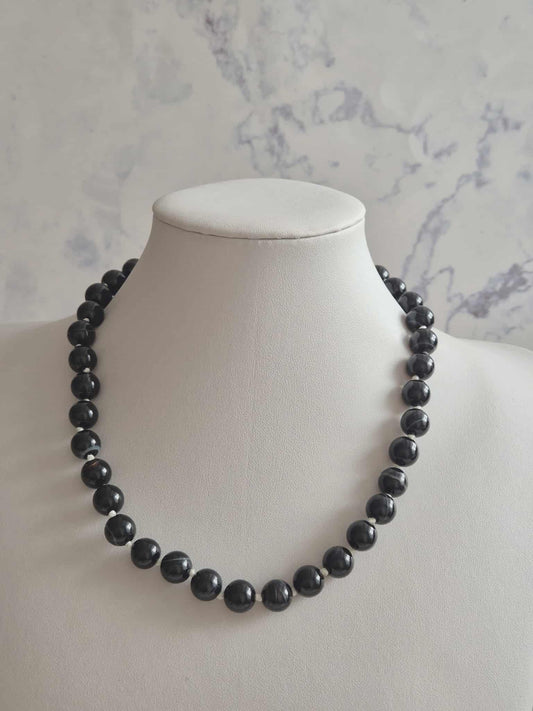 Vintažinis vėrinys su juodais stikliniais karoliukais