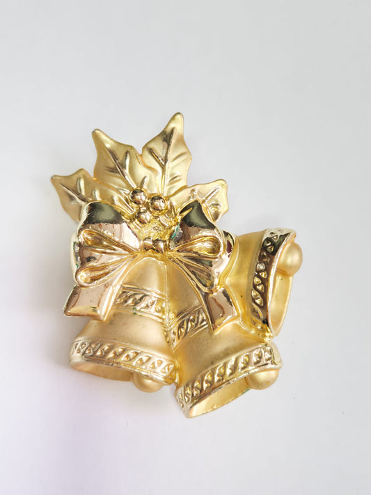 Kalėdinė sagė - Trys auksiniai varpeliai su kaspinu