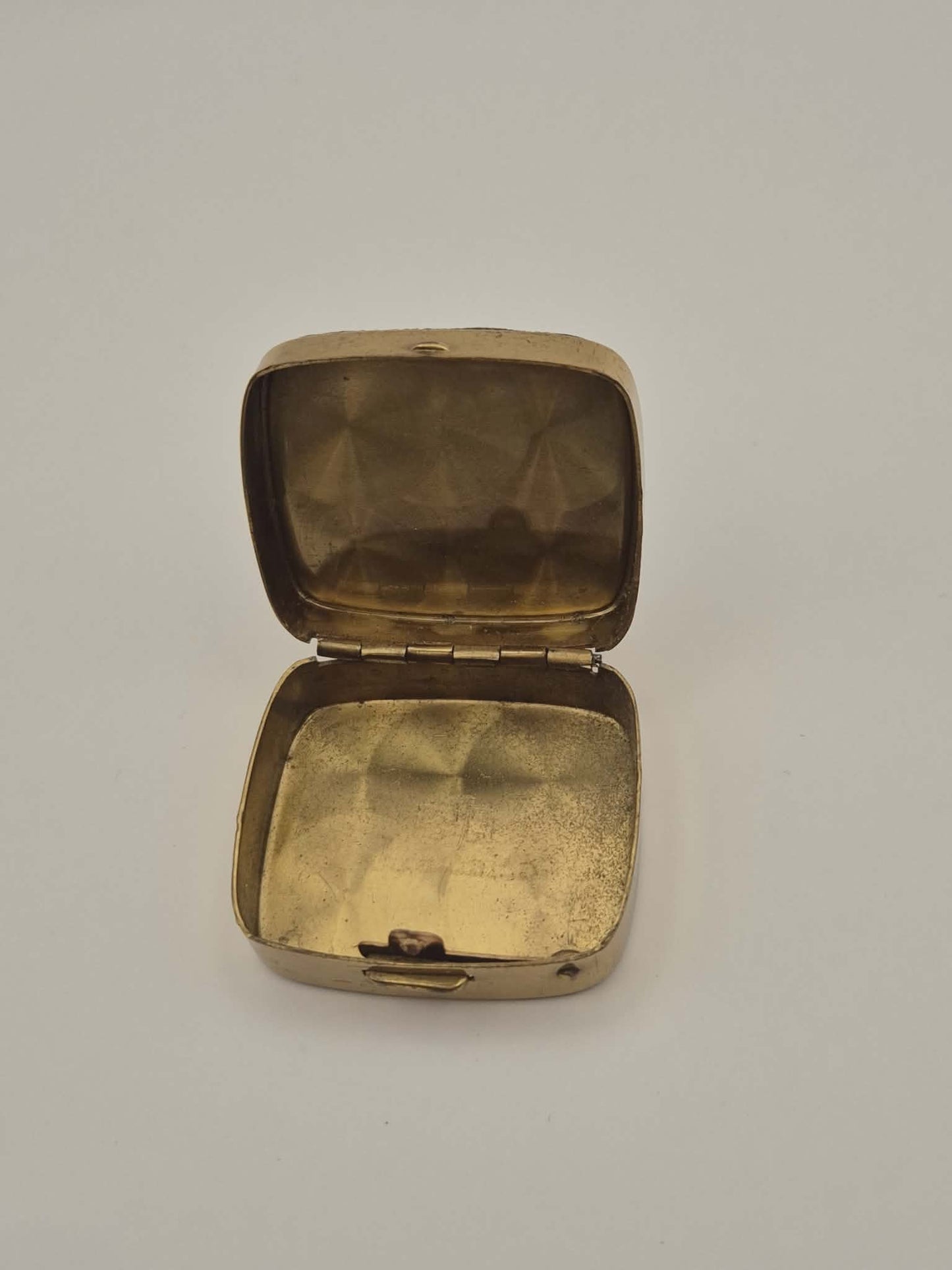 Vintažinė EIN Golden Seal piliulinė su petit point siuviniuotu viršeliu, 1950-1970 m.