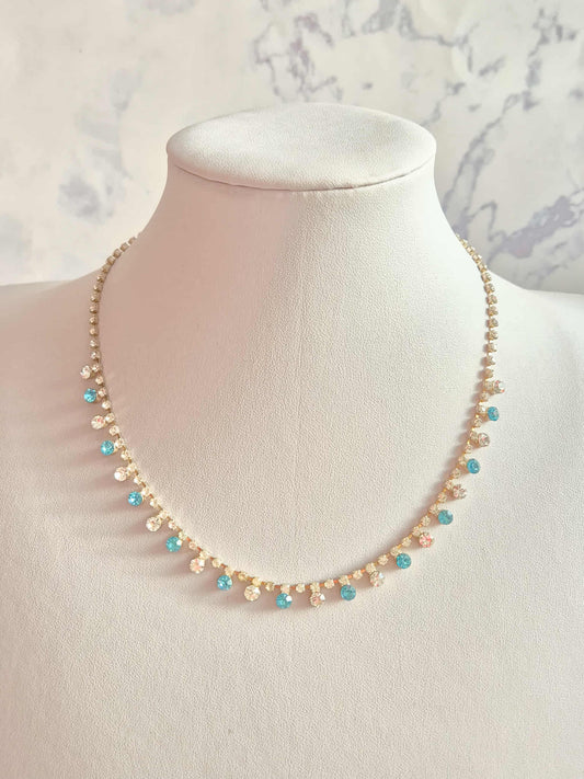 Vintažinis vėrinys su baltais ir žydrais kristalais